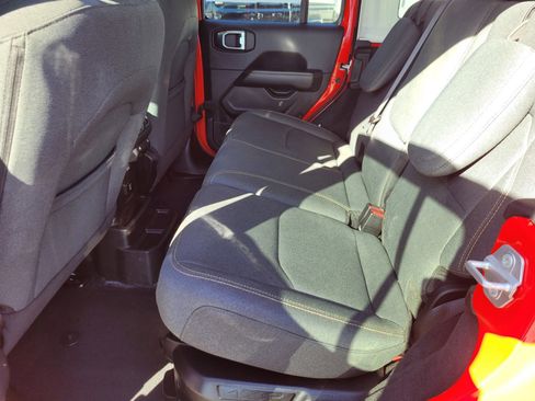 Used 2025 Jeep Wrangler Unlimited Sahara image 11