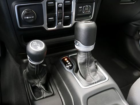 Used 2025 Jeep Wrangler Unlimited Sahara AWD/4WD image 23