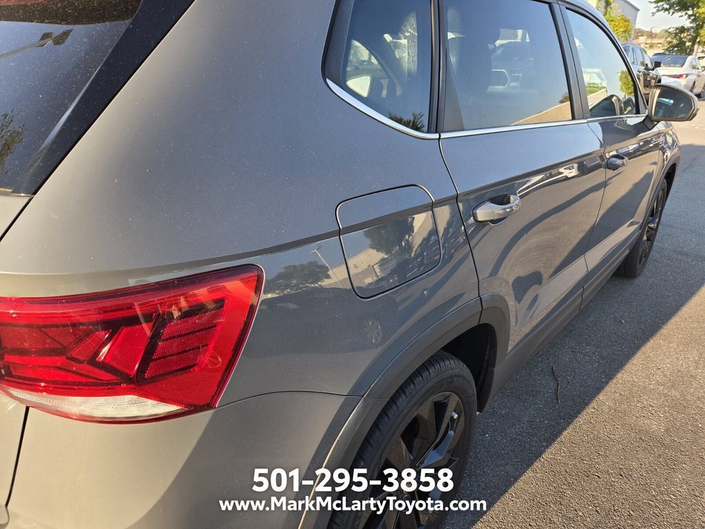 Used 2023 Volkswagen Taos SE w/ Panoramic Sunroof Package FWD image 9