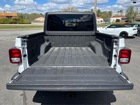 Used 2022 Jeep Gladiator Rubicon w/ Cold Weather Group AWD/4WD image 8