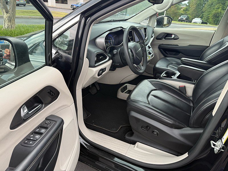 Used 2023 Chrysler Pacifica Touring-L FWD image 8
