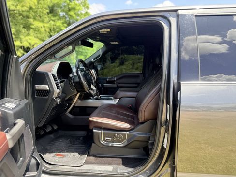 Used 2017 Ford F150 Platinum w/ Equipment Group 701A Luxury AWD/4WD image 13
