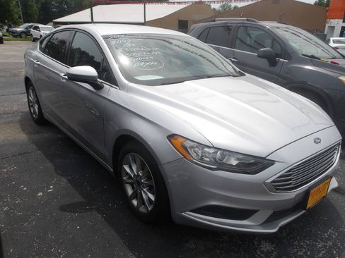 Used 2017 Ford Fusion SE w/ Fusion SE Technology Package FWD image 3