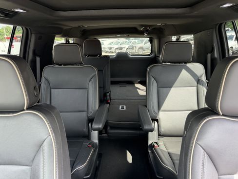 Used 2023 GMC Yukon XL SLT AWD/4WD image 16