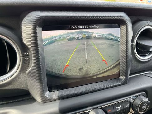 Used 2018 Jeep Wrangler Unlimited Sahara image 32