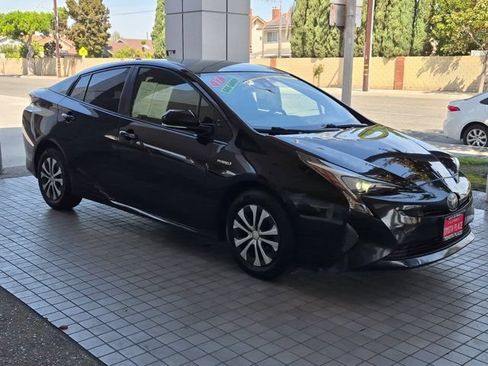 Used 2017 Toyota Prius Two w/ Prius Two Safety Plus Package FWD image 3