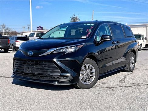 Used 2024 Toyota Sienna LE image 2