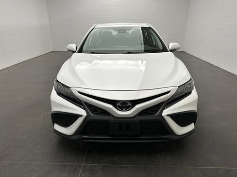 Used 2024 Toyota Camry SE image 3