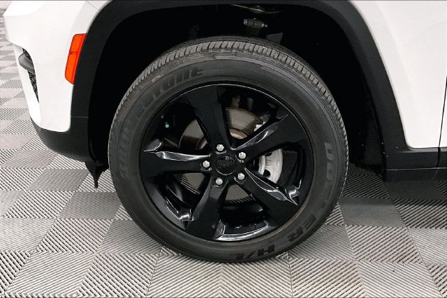 Used 2023 Jeep Grand Cherokee Altitude AWD/4WD image 10