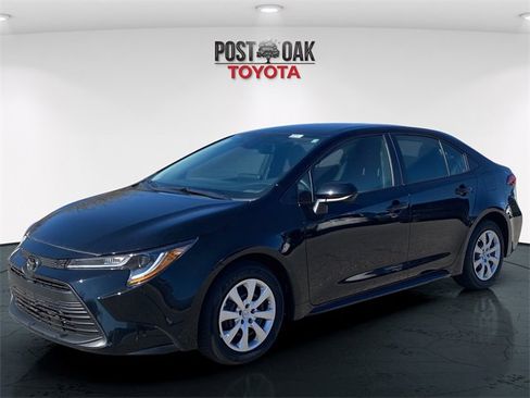 Used 2025 Toyota Corolla LE image 3