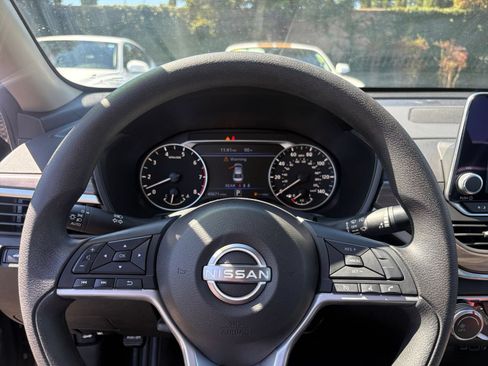 Used 2025 Nissan Altima 2.5 SV FWD image 28