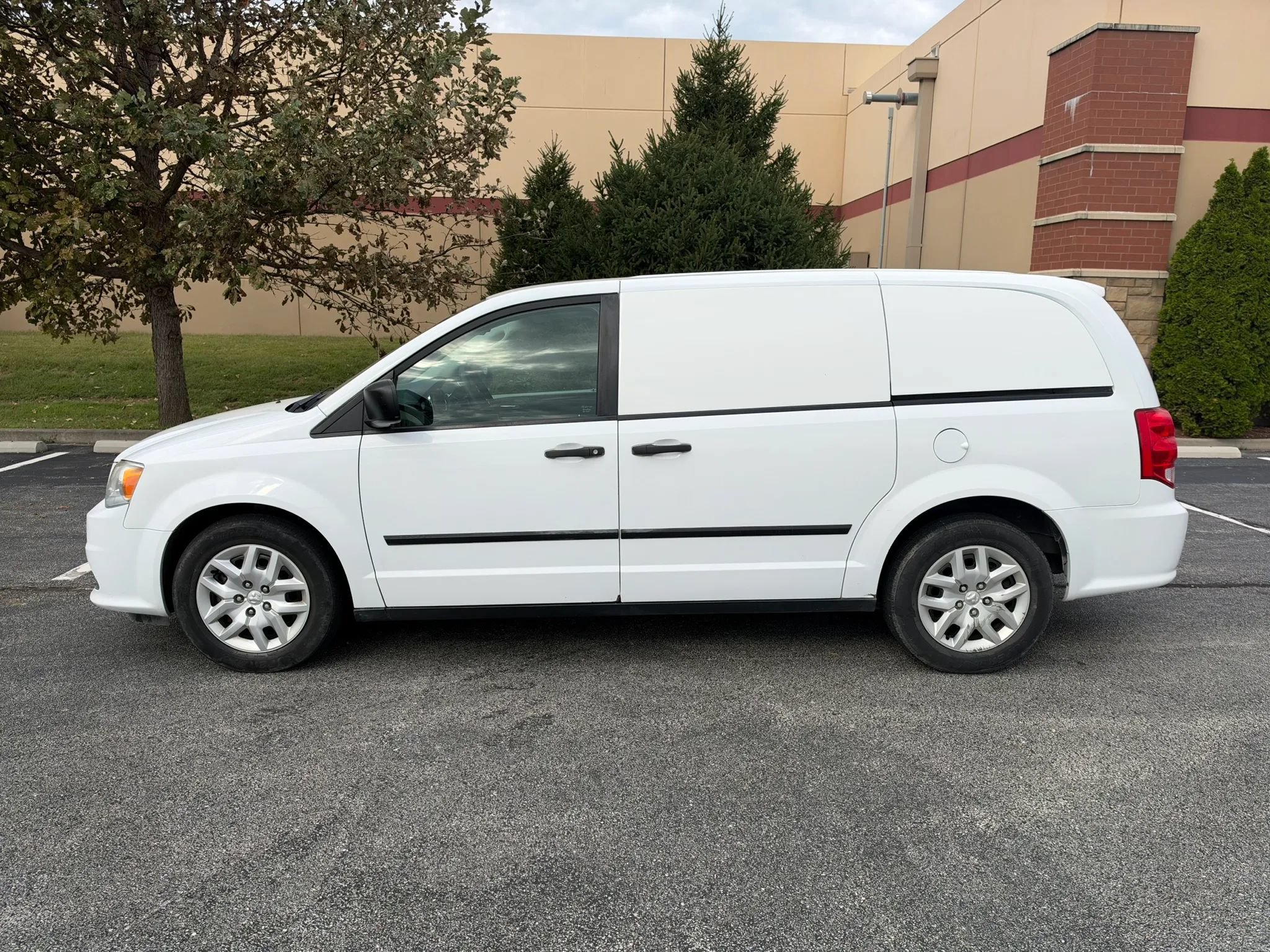 Used 2015 RAM C/V Tradesman FWD image 2