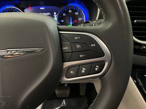 Used 2023 Chrysler Pacifica Touring-L FWD image 13