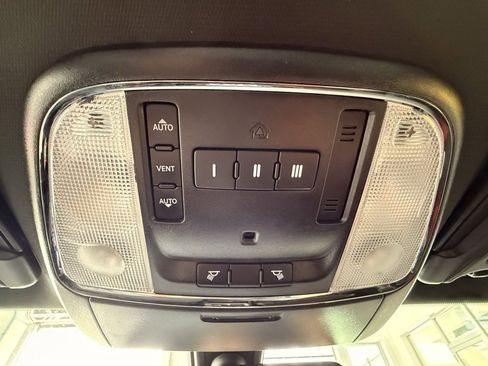 Used 2018 Dodge Charger R/T image 31