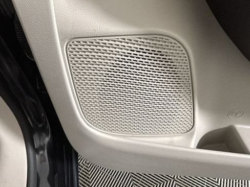 Used 2022 Chrysler Voyager LX FWD image 31