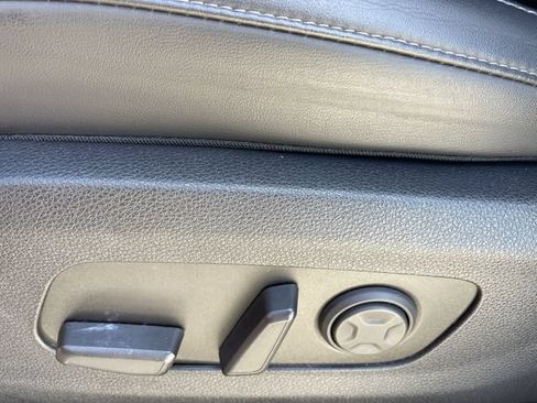 Used 2025 Kia Carnival FWD image 24