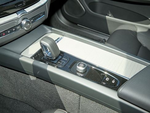 New 2025 Volvo XC60 B5 Plus w/ Protection Package Premier image 15