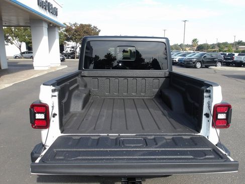 New 2025 Jeep Gladiator Willys image 8