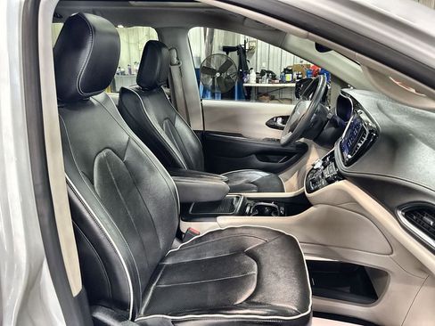 Used 2023 Chrysler Pacifica Limited FWD image 32