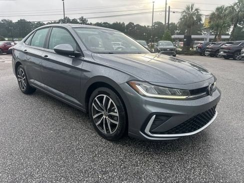Used 2025 Volkswagen Jetta SE FWD image 3