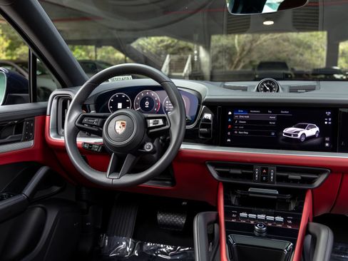 Certified 2025 Porsche Cayenne Coupe AWD/4WD image 41