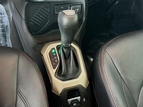 Used 2016 Jeep Renegade Latitude FWD image 20