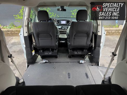 Used 2022 Chrysler Voyager LX FWD image 21