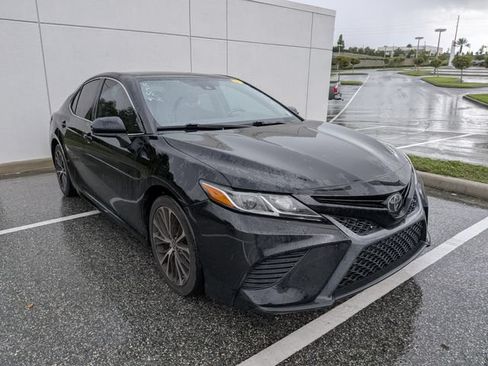 Used 2020 Toyota Camry SE FWD image 1