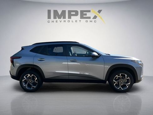 Used 2025 Chevrolet Trax LT w/ LT Convenience Package FWD image 6