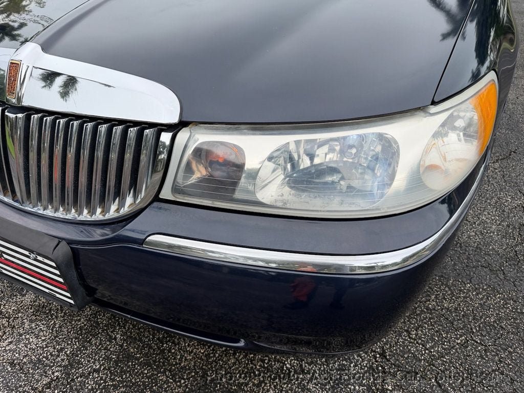 Used 1999 Lincoln Town Car Signature RWD image 20