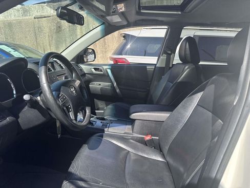 Used 2012 Toyota Highlander SE w/ Tow Pkg AWD/4WD image 16