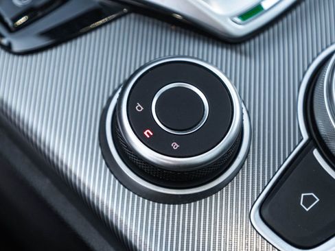 Used 2024 Alfa Romeo Stelvio Veloce image 29