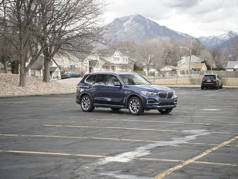 Used 2023 BMW X5 xDrive45e image 3