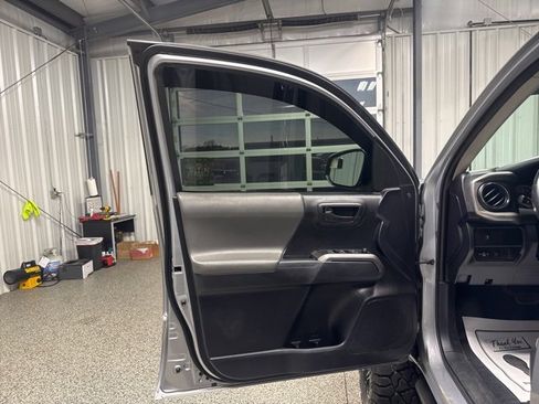 Used 2020 Toyota Tacoma SR5 w/ Technology Package image 7