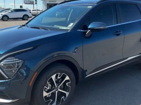 Certified 2025 Kia Sportage EX w/ EX Premium Package AWD/4WD image 3