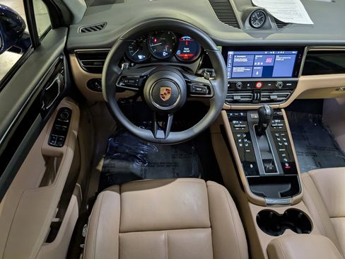 Certified 2025 Porsche Macan image 6