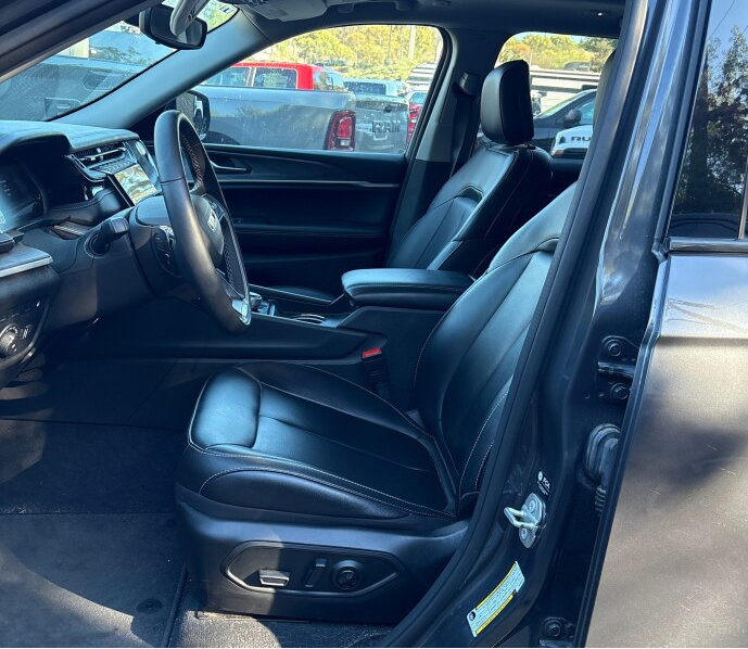 Used 2023 Jeep Grand Cherokee 4WD 4xe image 2