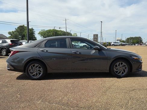 Used 2024 Hyundai Elantra SEL FWD image 3