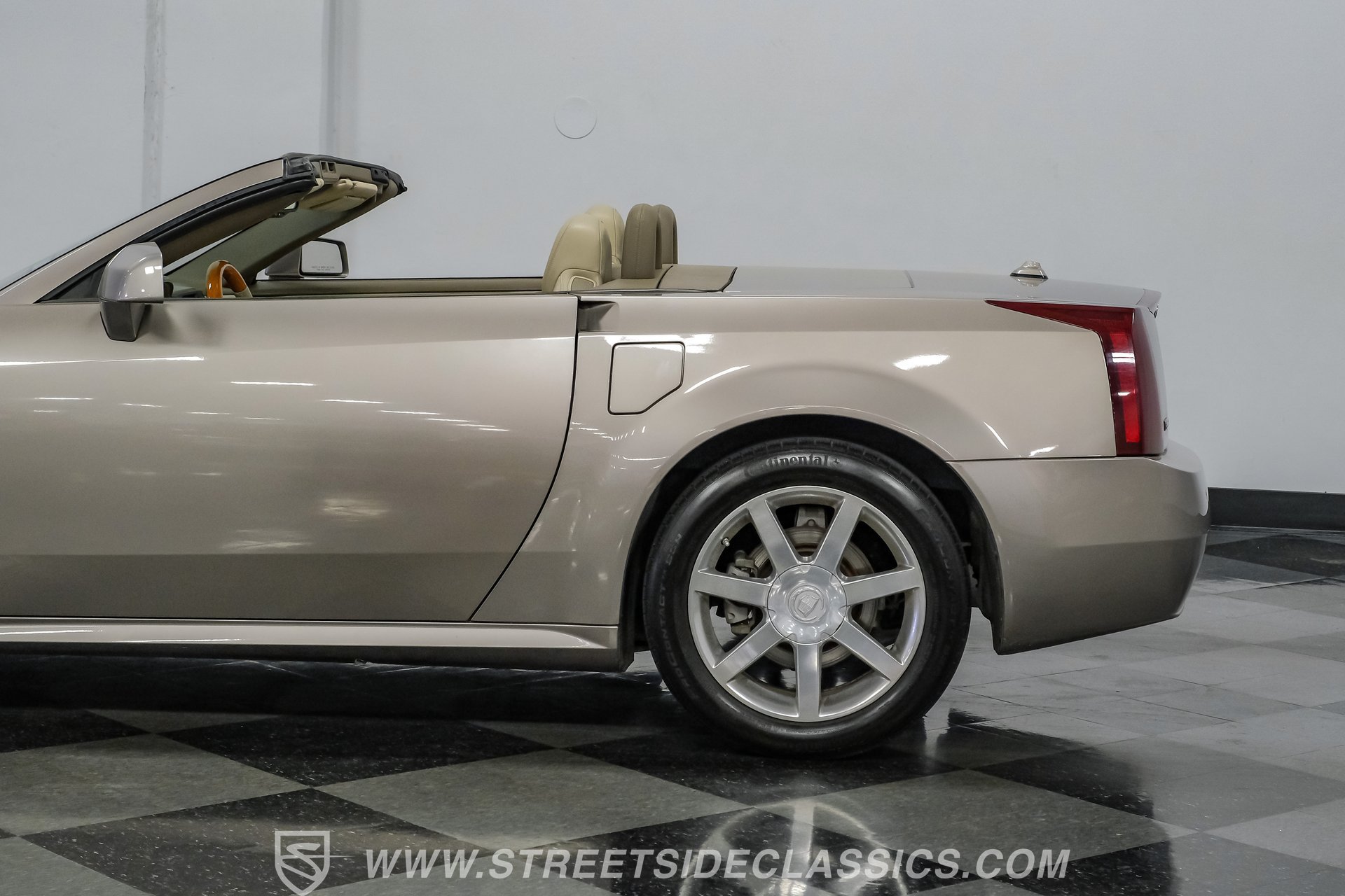 Used 2005 Cadillac XLR RWD image 24