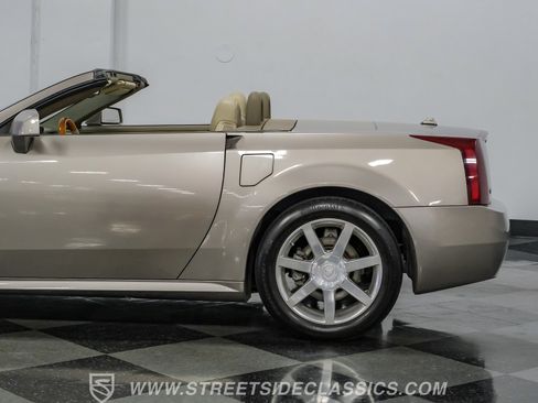 Used 2005 Cadillac XLR RWD image 24