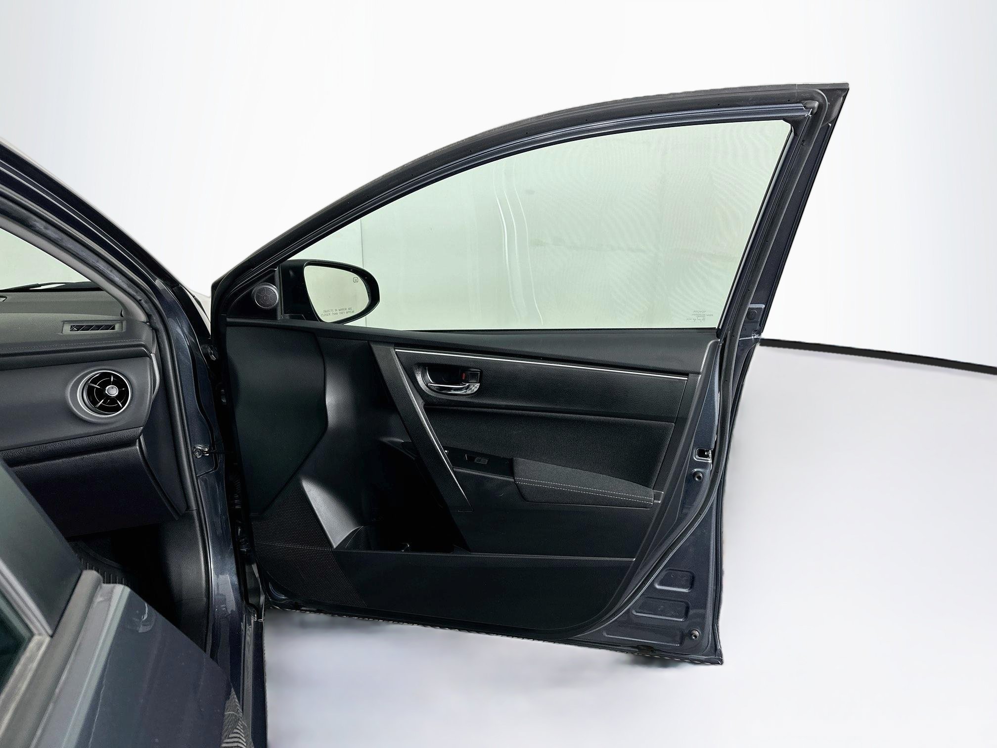Used 2019 Toyota Corolla LE FWD image 30