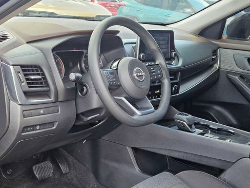 Used 2023 Nissan Rogue SV FWD image 2