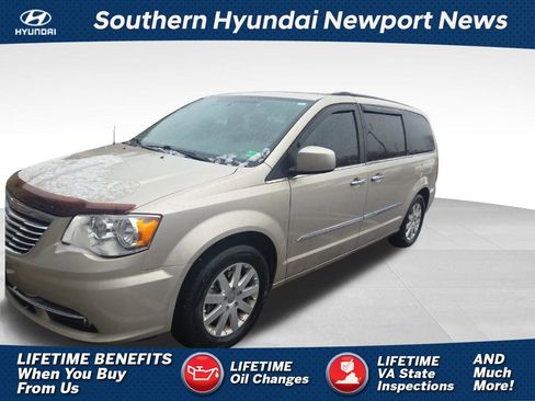 Used 2016 Chrysler Town & Country Touring w/ Driver Convenience Group image 1