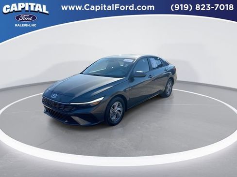 Used 2024 Hyundai Elantra SE image 4