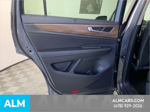 Used 2025 Volkswagen Atlas SE image 36