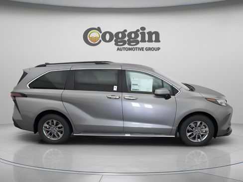 New 2026 Toyota Sienna XLE image 22