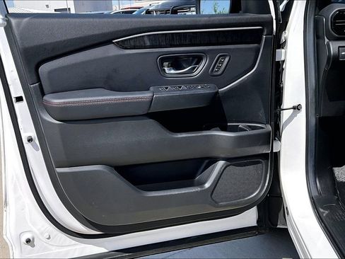 Used 2025 Honda Pilot Black Edition image 22