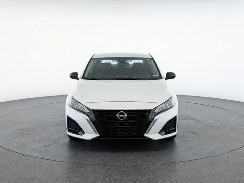 Used 2025 Nissan Altima 2.5 SV FWD image 2