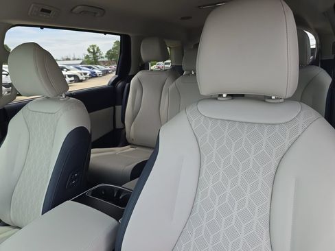 New 2026 Kia Carnival EX FWD image 23
