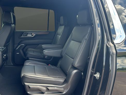 Used 2025 GMC Yukon XL Denali AWD/4WD image 15